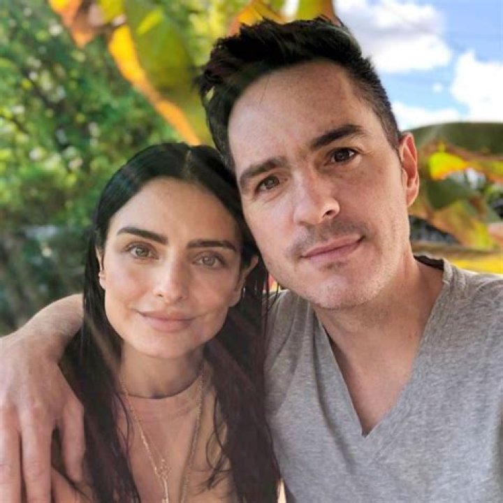 
Aislinn Derbez’s Wiki: Divorced Mauricio Ochmann, Net Worth 