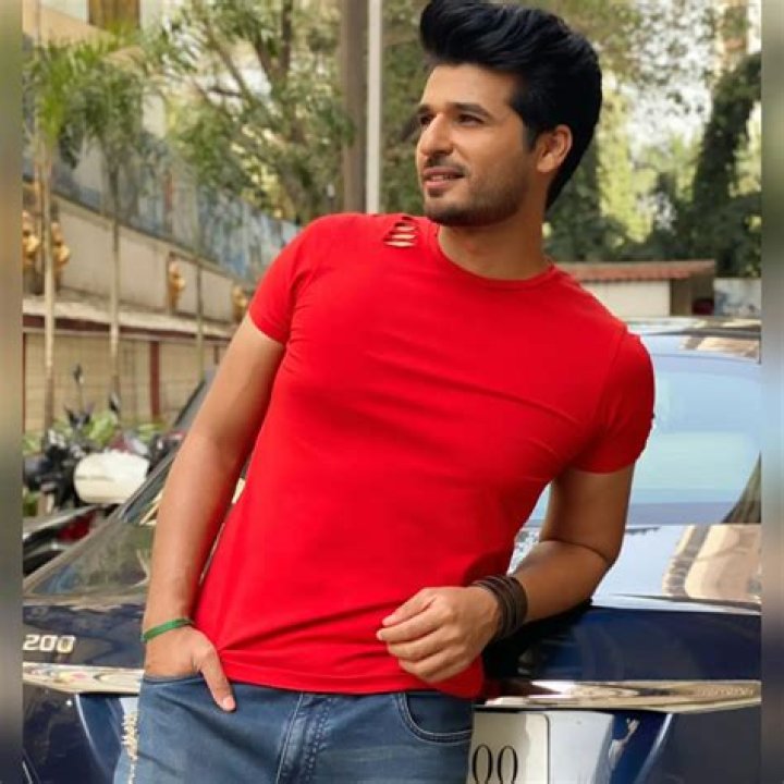 
Anshuman Malhotra Height, Weight, Net Worth, Age, Birthday, Wikipedia, Who, Nationality, Biography 