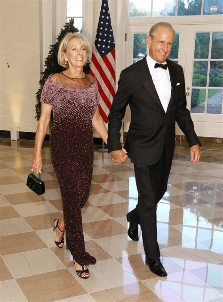 Betsy DeVos Height, Weight, Net Worth, Age, Birthday, Wikipedia, Who, Instagram, Biography