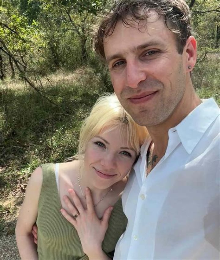 Carly Rae Jepsen Boyfriend or Girlfriend In 2022, Is She Gay?