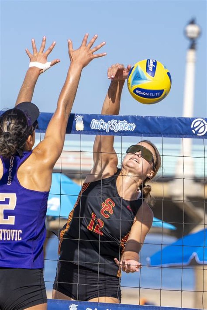 
FAU Beach Volleyball Head Coach Capri Grotowski Passed Away At 38 Of Breast Cancer 