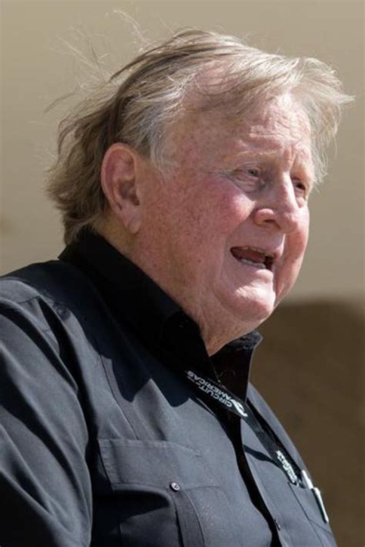 
How Much Wealth Does “Red Mccombs” Possess at the Time of His Death? 