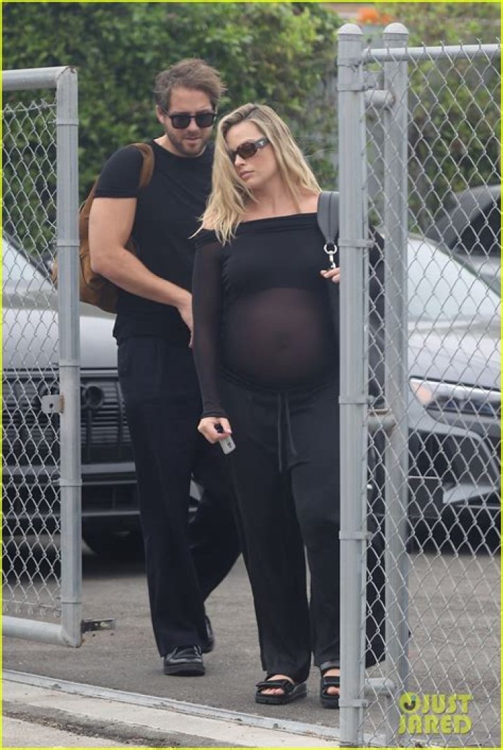 
Is Emerald Fennell Pregnant 2023 | Baby Bump And Husband 