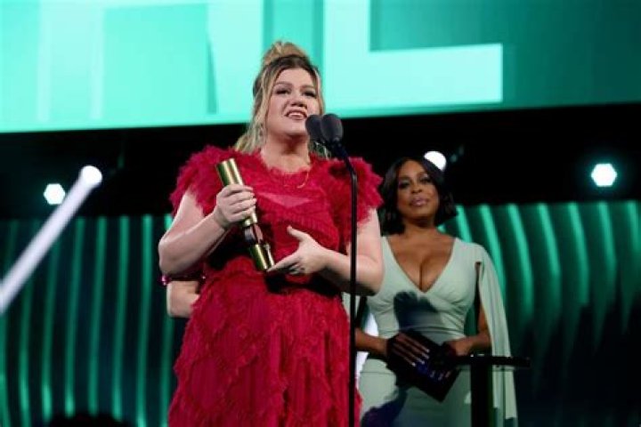 
Kelly Clarkson Enjoys ‘Date Night’ with Daughter River Rose, 8, at People’s Choice Awards 