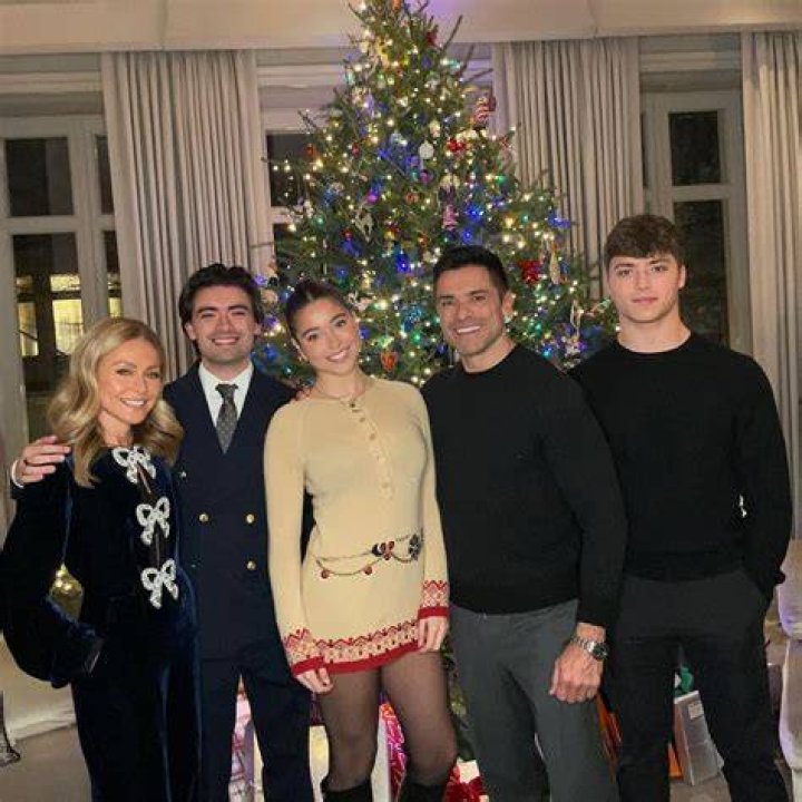 Kelly Ripa’s Wiki: Husband Mark Consuelos, Kids, Daughter, Net Worth, Age, Height