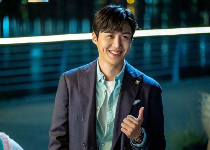 
Kim Seon-ho to collaborate with director Park Hoon-jung for a new thriller film Tyrant 