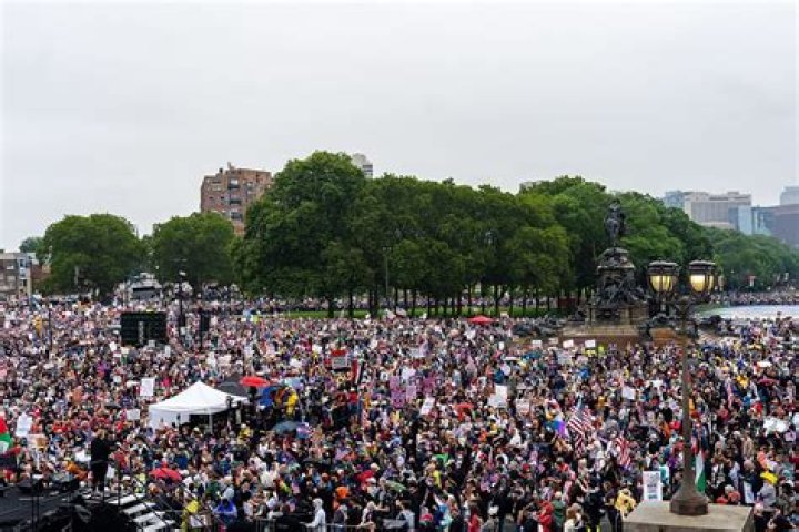 
Reactions As Adekunle Gold Commands Large Crowd Under The Rain At A Show In USA. 