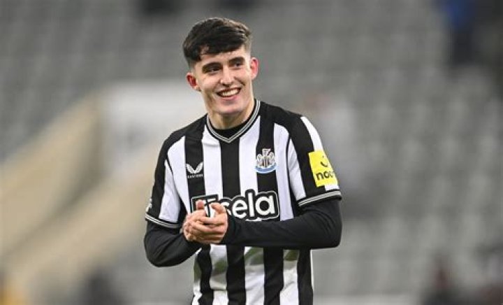 
Tino Livramento Height, Weight, Net Worth, Age, Birthday, Wikipedia, Who, Nationality, Biography 