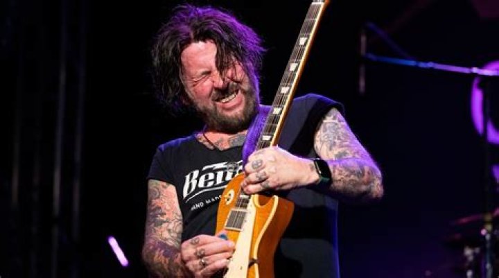 Tracii Guns Height, Weight, Net Worth, Age, Birthday, Wikipedia, Who, Nationality, Biography
