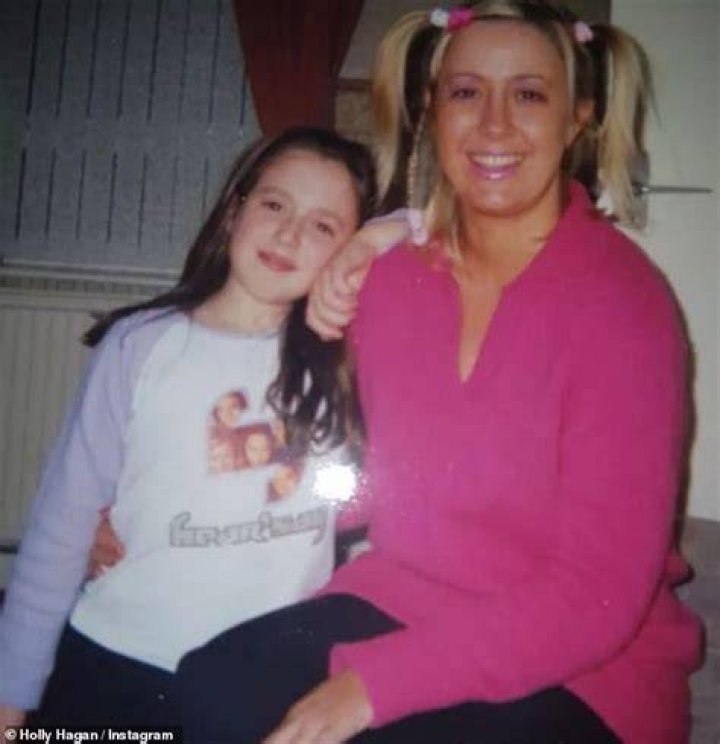 
Who are Holly Hagan Parents? Holly Hagan Biography, Parents Name and More 